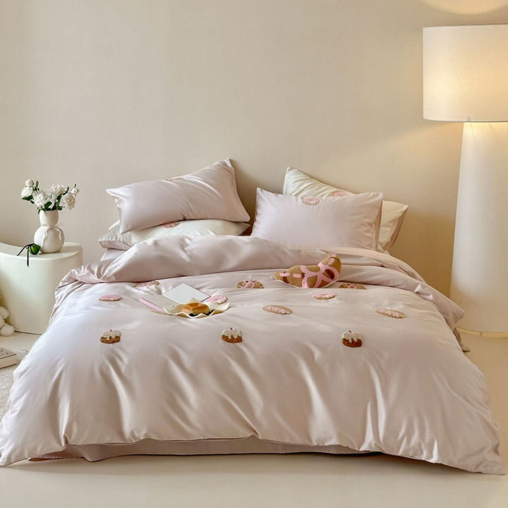 Cotton satin bed linen set with embroidered mini tartlet appliqués
