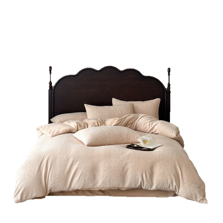Bedspread and cushion set made of fine cotton percale with embossed floral relief