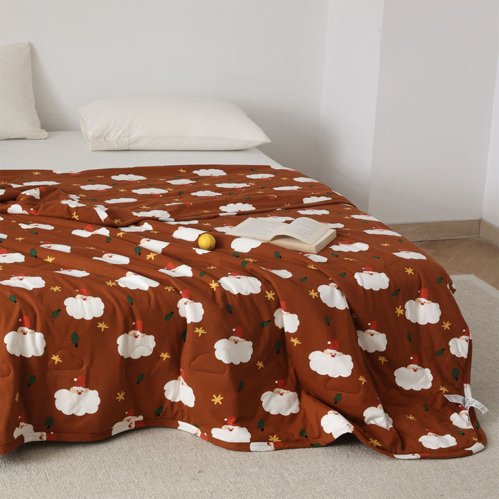 Quilted bedspread Christmas blanket with Santa motif and soft microfiber lining