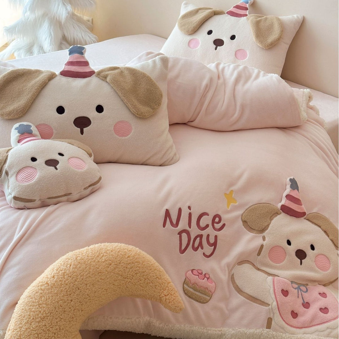 Child bedding set with embroidered bear motif, cozy quilt and plush pillow