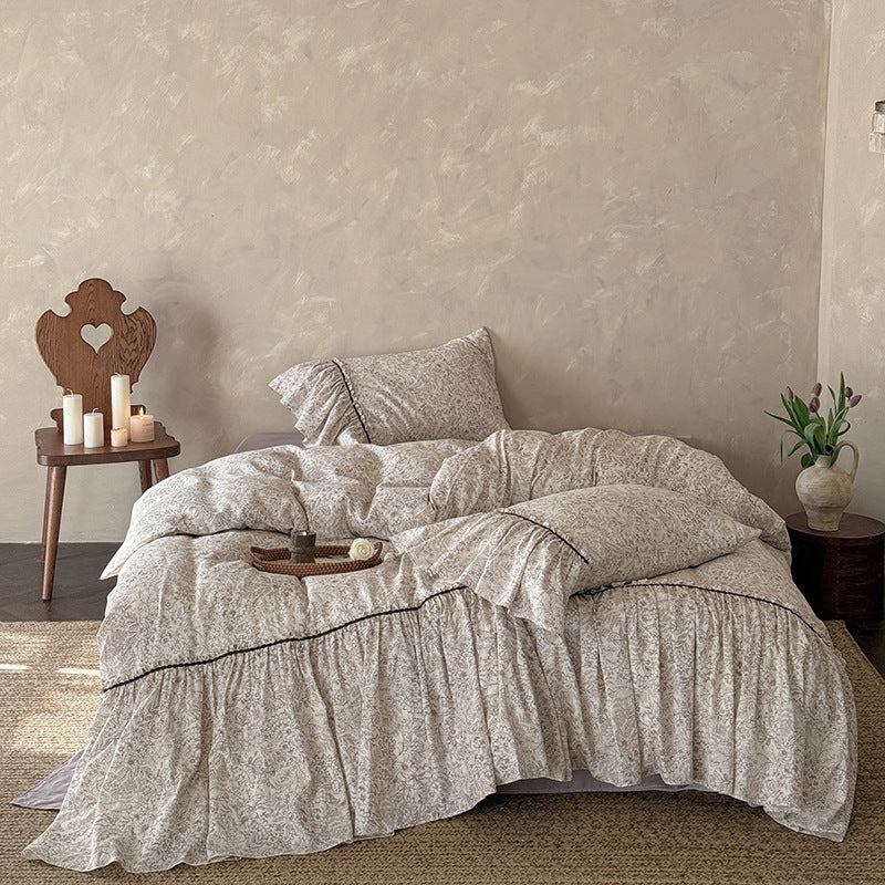 Ruffled bedding set with frill, fine floral pattern and contrasting piping