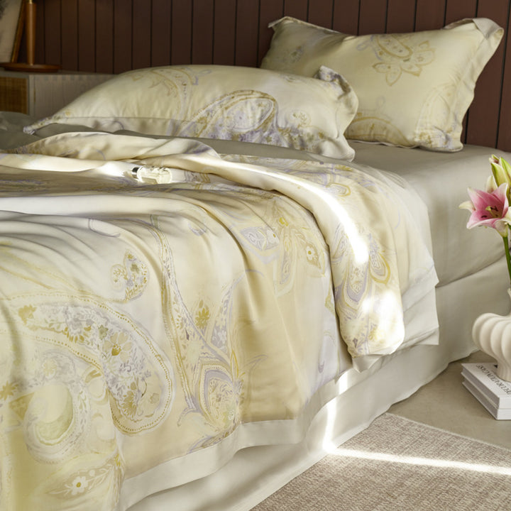 Satin bedding set with pastel watercolor rose pattern