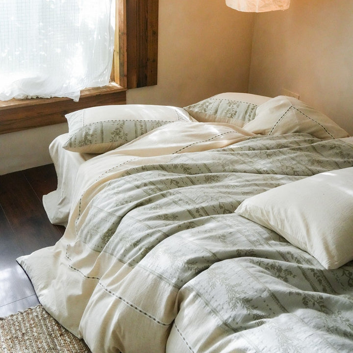 Bedding set with subtle floral stripes made of cotton-linen and hidden zipper