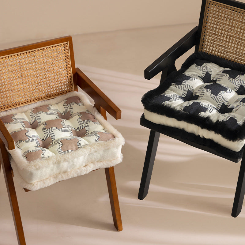 Padded seat cushion with fastening straps and faux fur edge