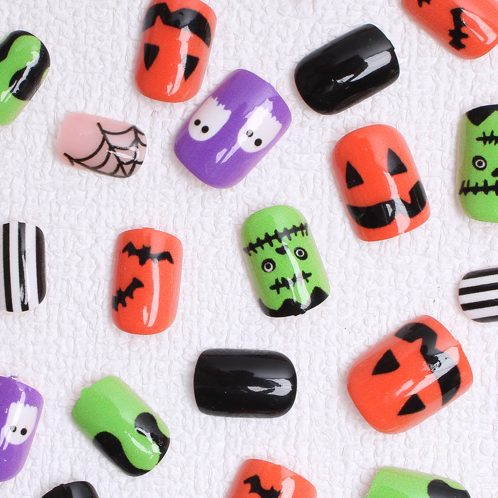 Nail art set with Halloween motifs and creative 3D accents Stornfield