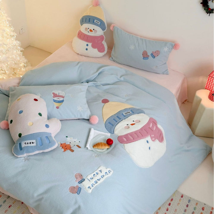Children's bedding set with quilted cuddly blanket, three-dimensional snowman appliqué and pompon pillow