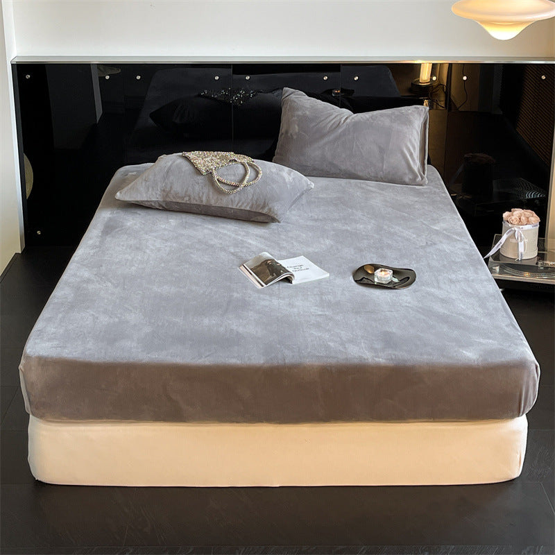 Velvet fitted sheet with extra deep pocket and elastic all-around hem