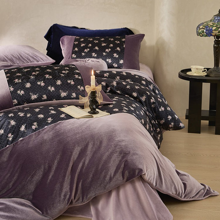Velvety reversible bedding set with floral pattern and soft microfiber look