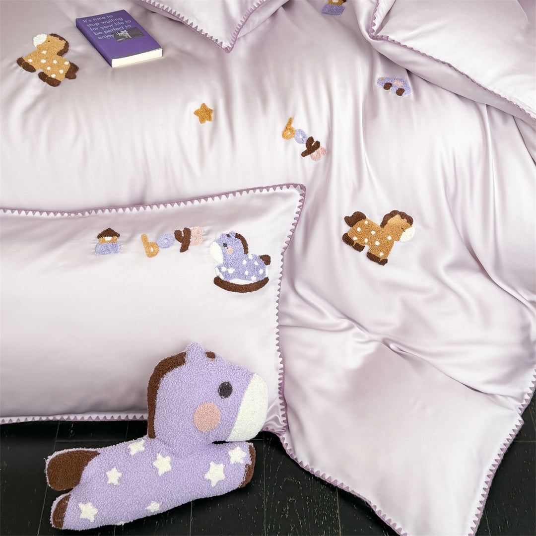 Children's bedding set made of cotton satin with embroidered animal appliqués and delicate piping
