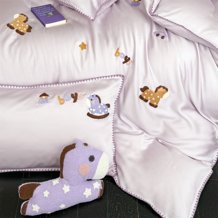Children's bedding set made of cotton satin with embroidered animal appliqués and delicate piping