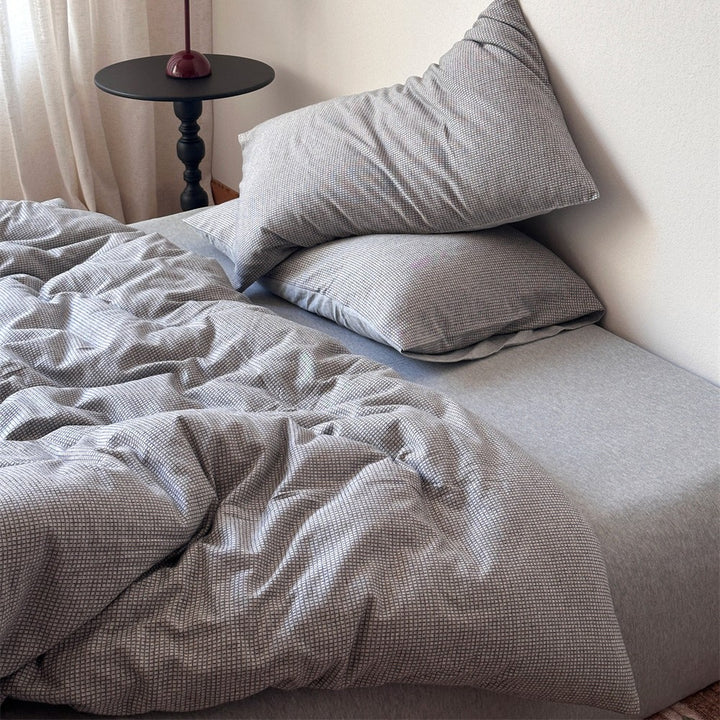 Bedding set made of cotton percale with delicate cherry motif and reversible easy care