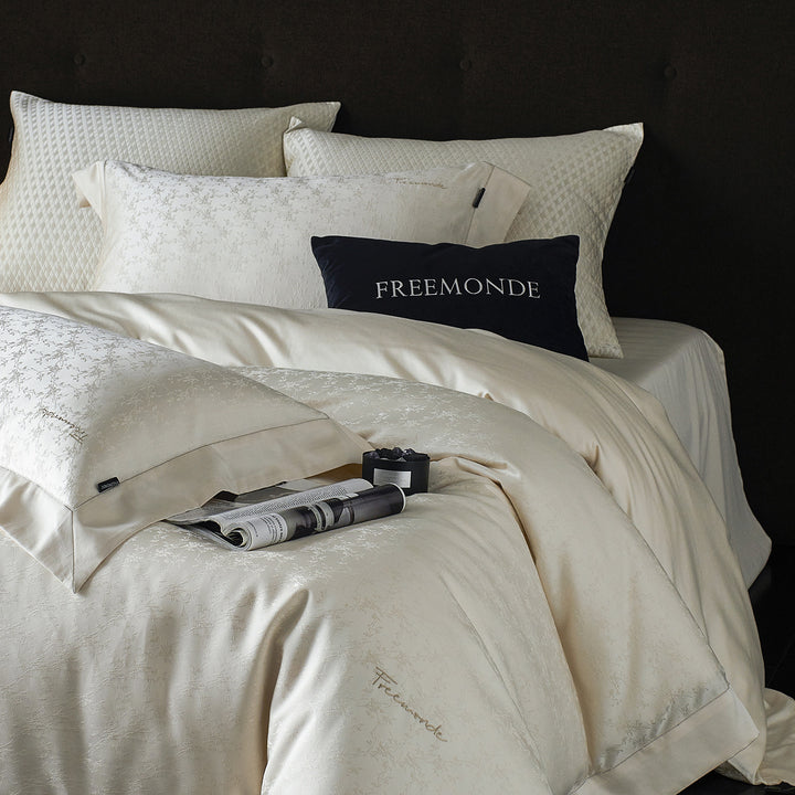 Premium bedding set with fine jacquard pattern and hotel closure Stornfield