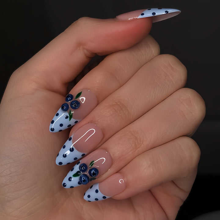 Artful fingernails with playful floral pattern Stornfield