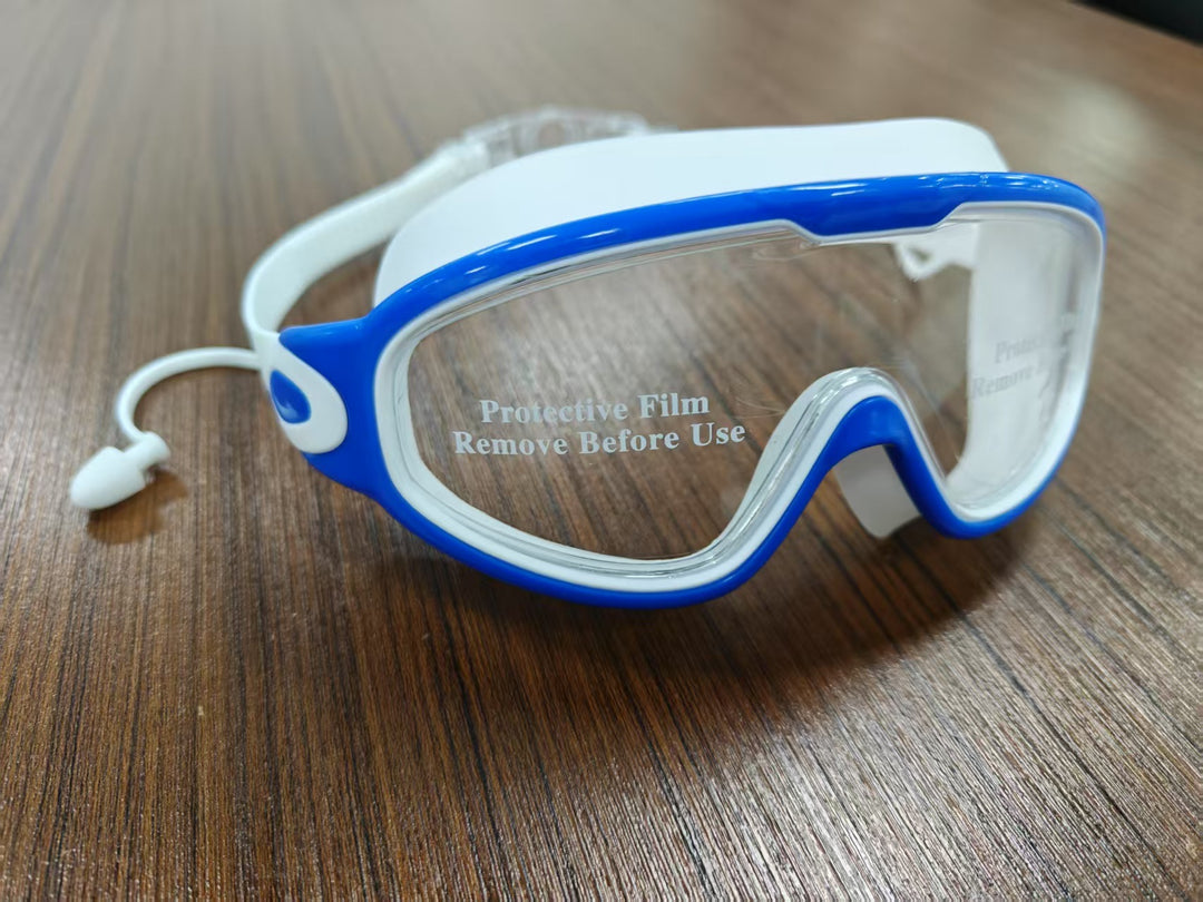 Diving mask with wide field of view and magnet holder Stornfield