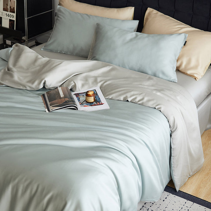 Reversible bedding set made of cotton satin with a silky feel and subtle quilted border