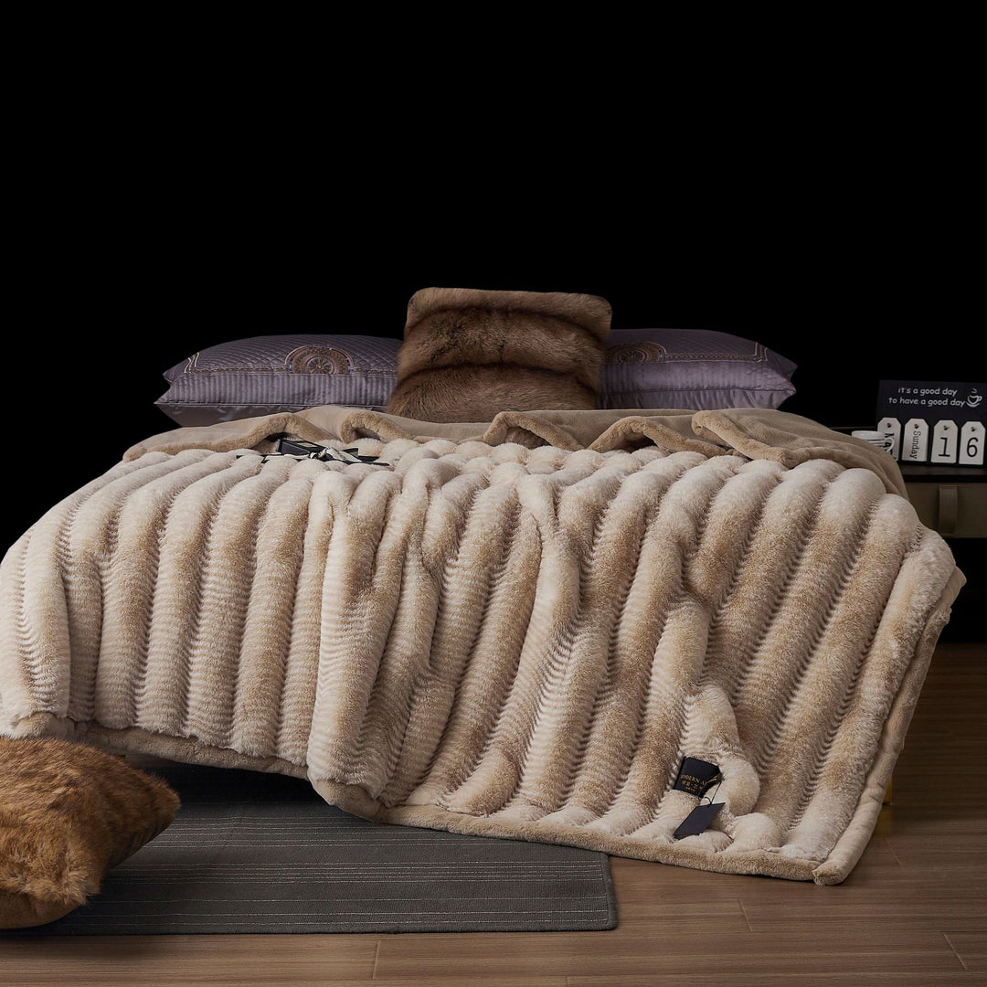extra soft cuddly blanket made of faux fur with ribbed texture and thermal lining