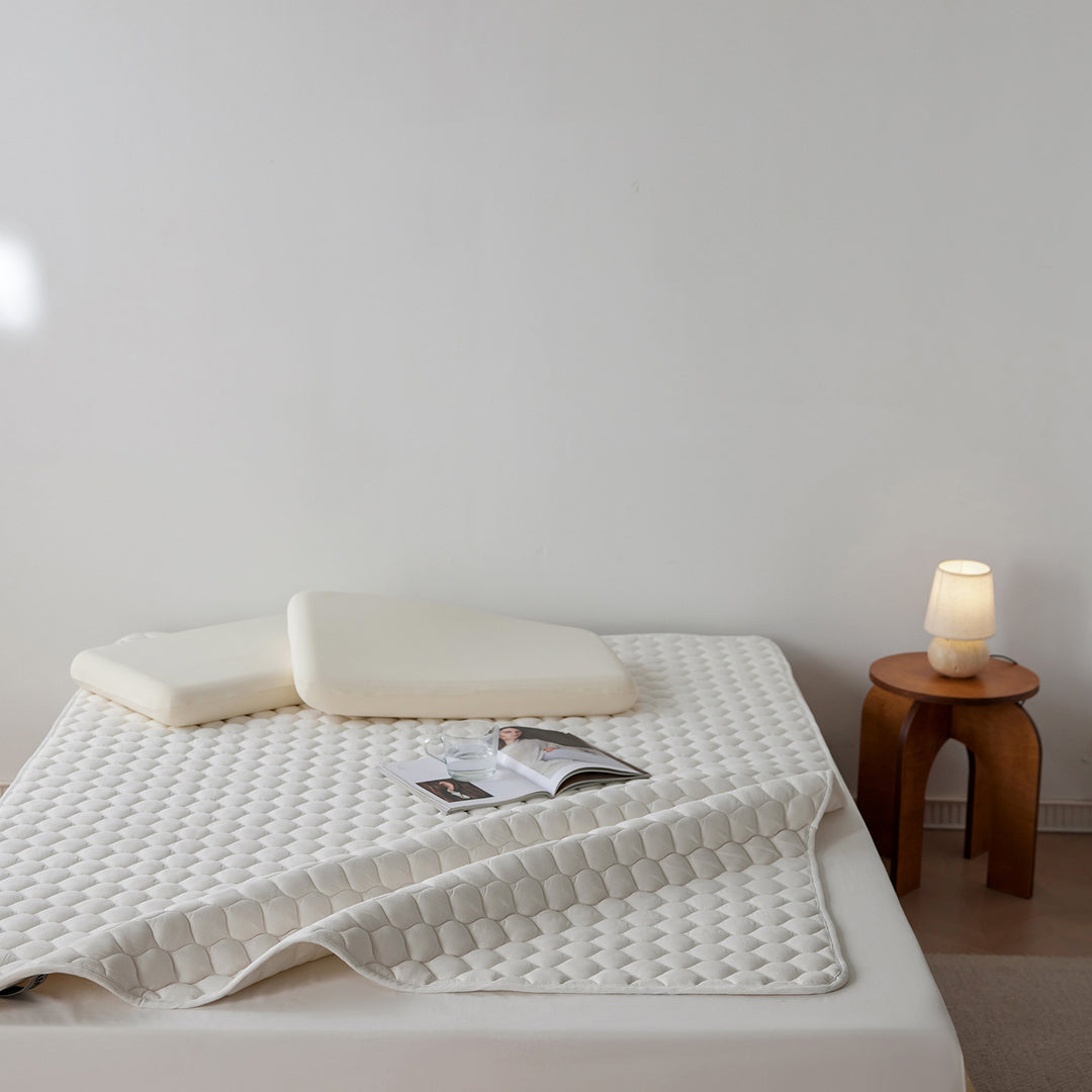 Quilted thermoregulating mattress topper with 3D quilting and non-slip underside