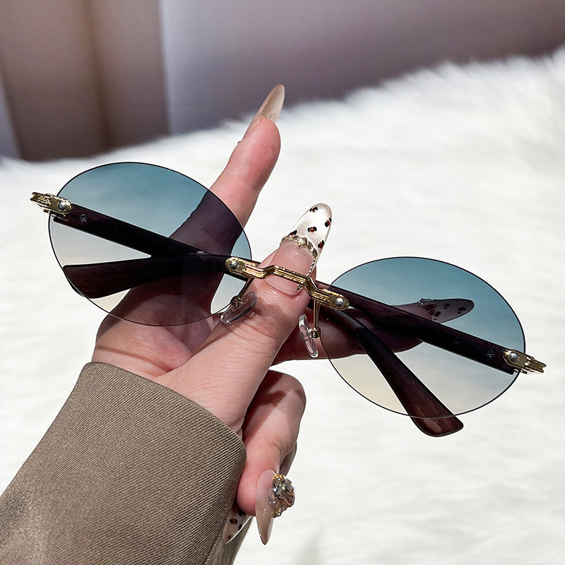 Ladies fashionable and elegant sunglasses with oval design Stornfield