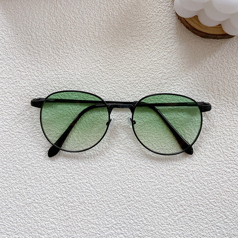 Fashionable sunglasses with round frame and intricate design Stornfield