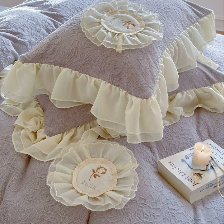 Romantic ruffle bedding set made of quilted cotton blend with decorative roses