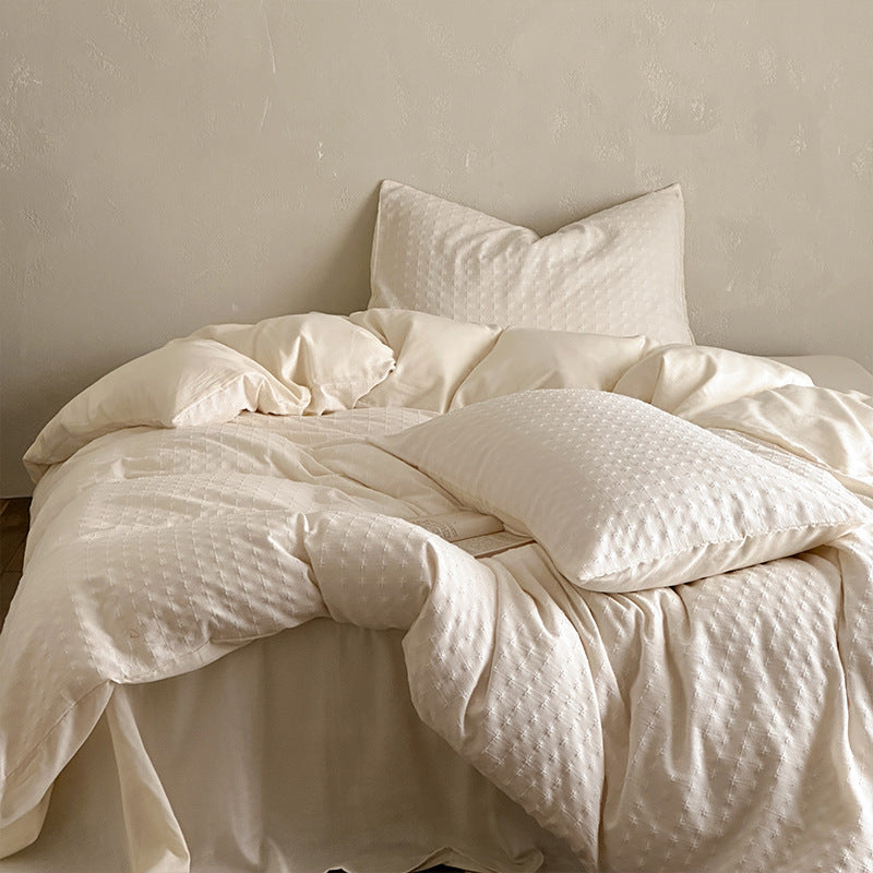 Bedding set made of cotton percale with fine check pattern and quilted comforter