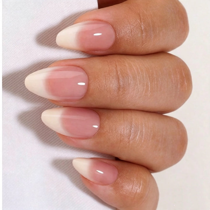 Artificial nails in elegant French-tip design Stornfield