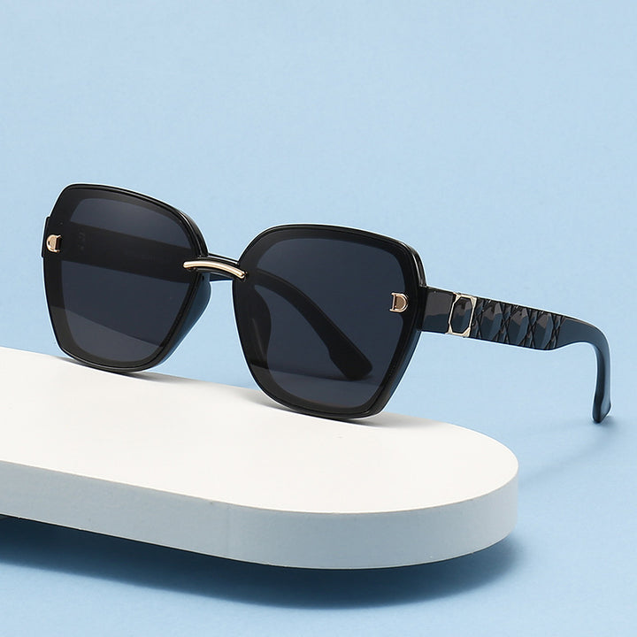 Ladies' sunglasses with a stylish, square frame and elegant details Stornfield