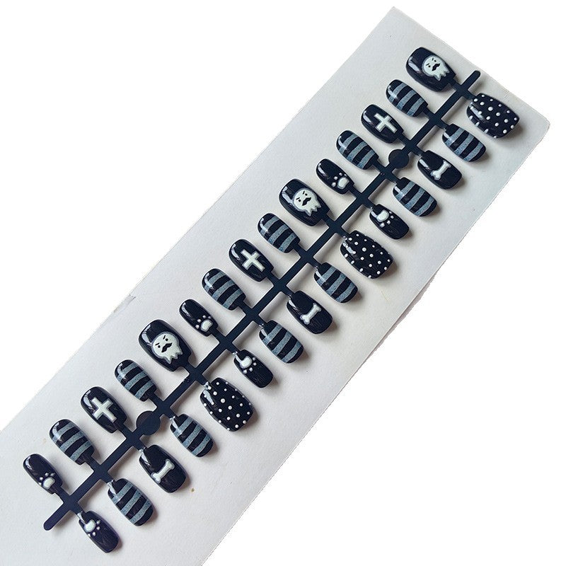 Artificial fingernails in creative Halloween design Stornfield