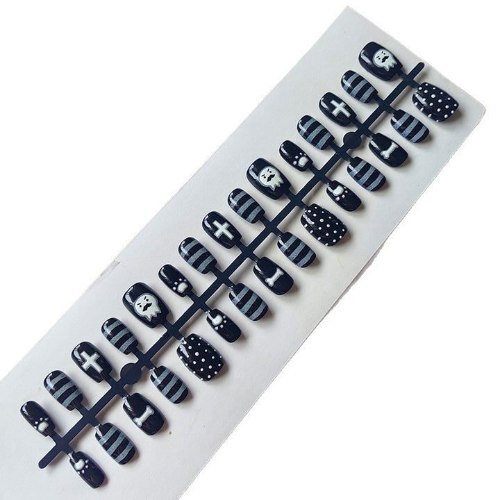 Artificial fingernails in creative Halloween design Stornfield
