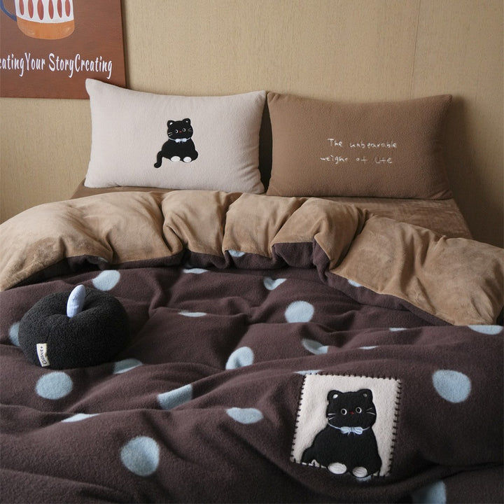 Fluffy reversible bedding set with polka dot design and plush applications
