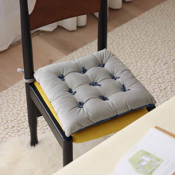 Padded square seat cushion with tufting and attachment ribbons Stornfield