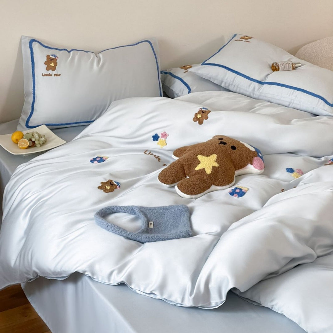 Children's bedding set with embroidered dog motifs and delicate wave edge