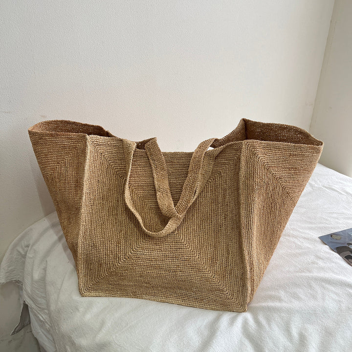 Handcrafted straw bag with stylish design Stornfield