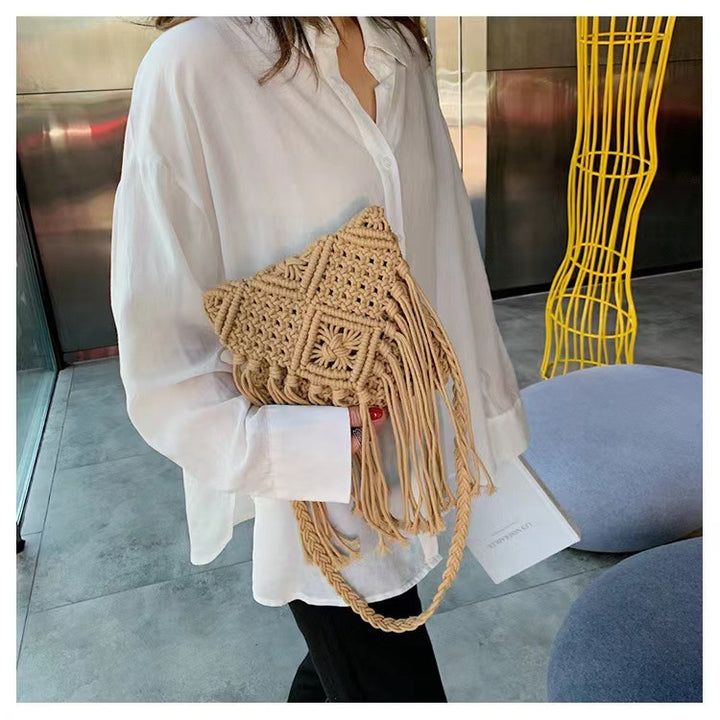 Hand-knotted macrame shoulder bag with fringes Stornfield