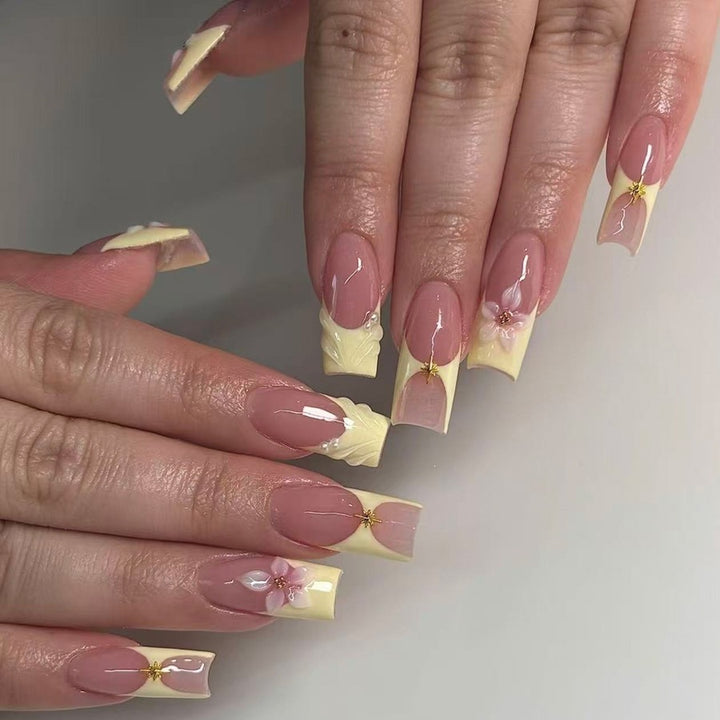 Artificial nail set with delicate flower and glitter elements Stornfield