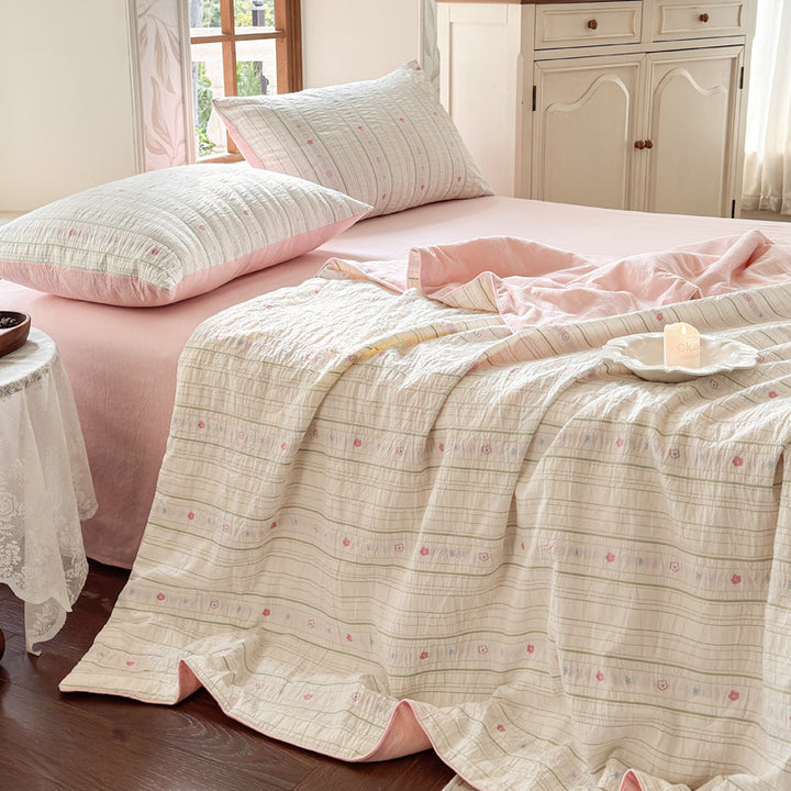Quilt set in quilted cotton muslin with reversible function, delicate floral print and matching fitted sheet