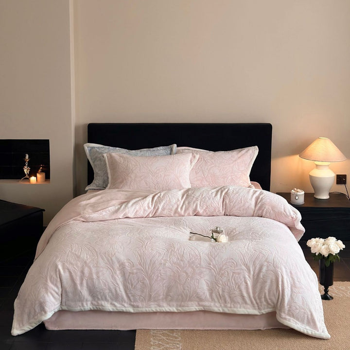 Quilted velvet bedding set with floral relief and reversible function