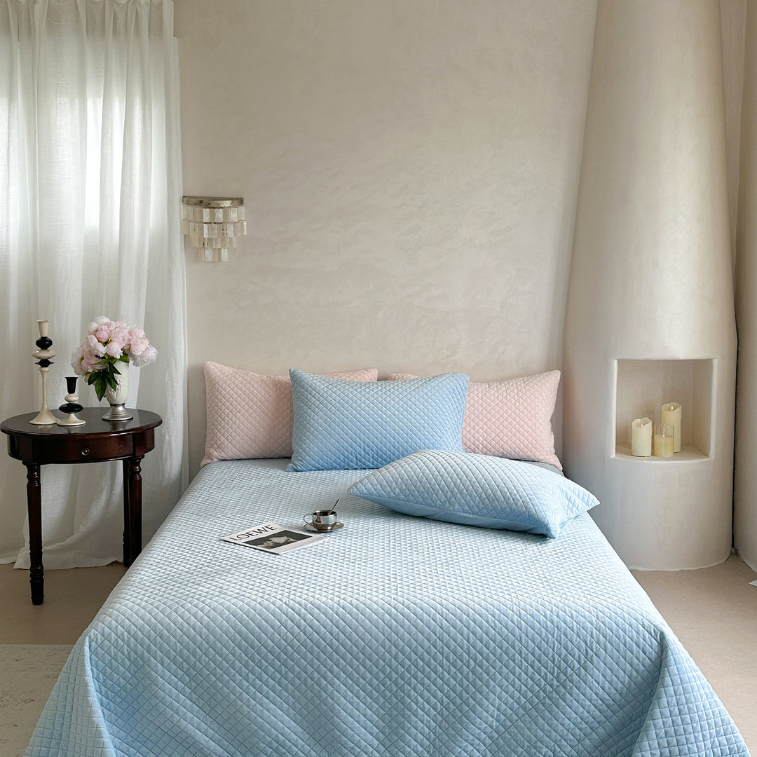 Diamond-Quilted Bedspread and Pillow Sham Set