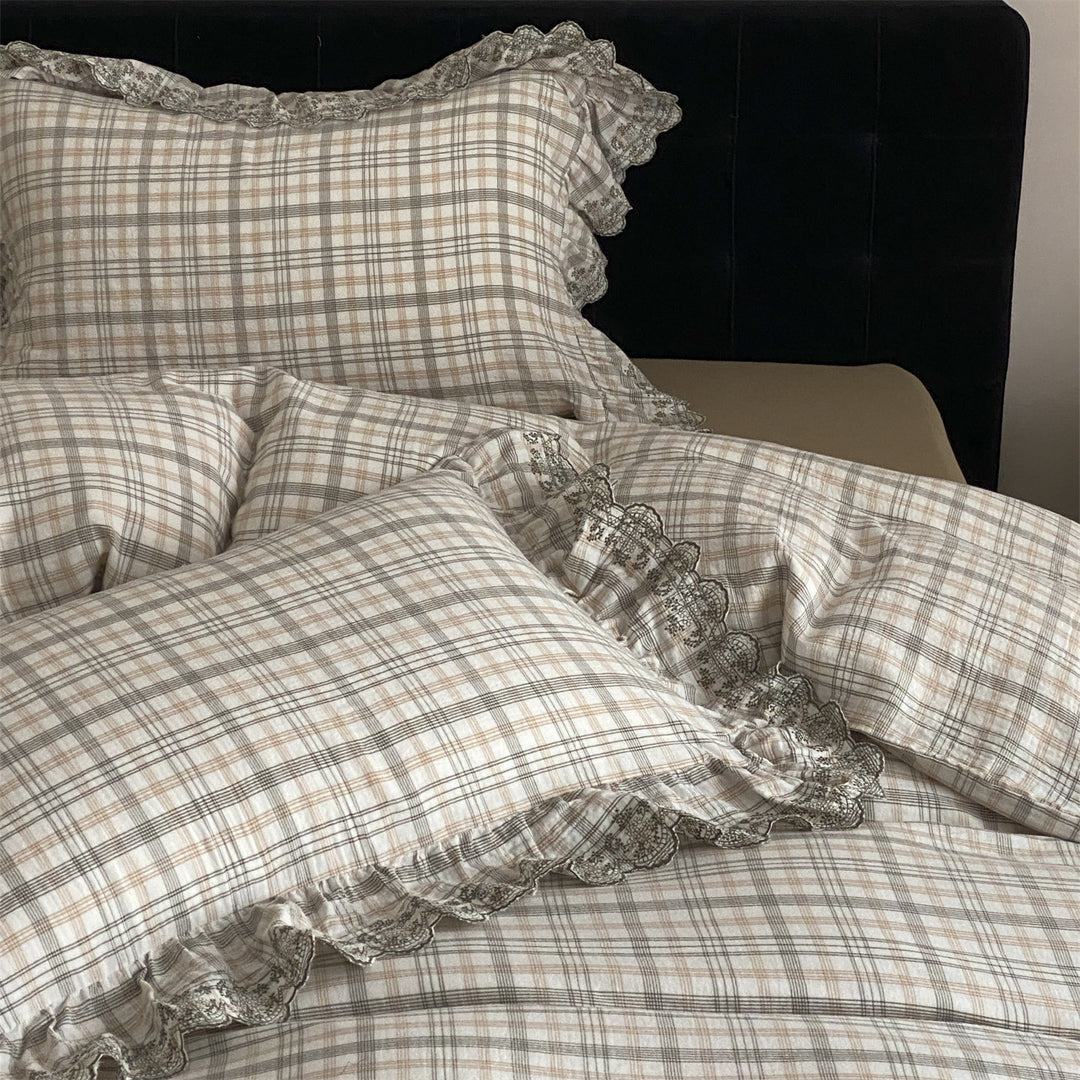 Bedding set with checkered pattern and lace frills