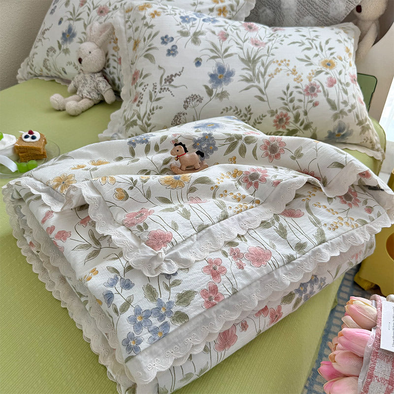 Women Cozy Bedspread with Playful Floral Pattern Stornfield