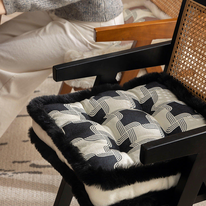 Padded seat cushion with fastening straps, quilted tufting surface and faux fur trim Stornfield
