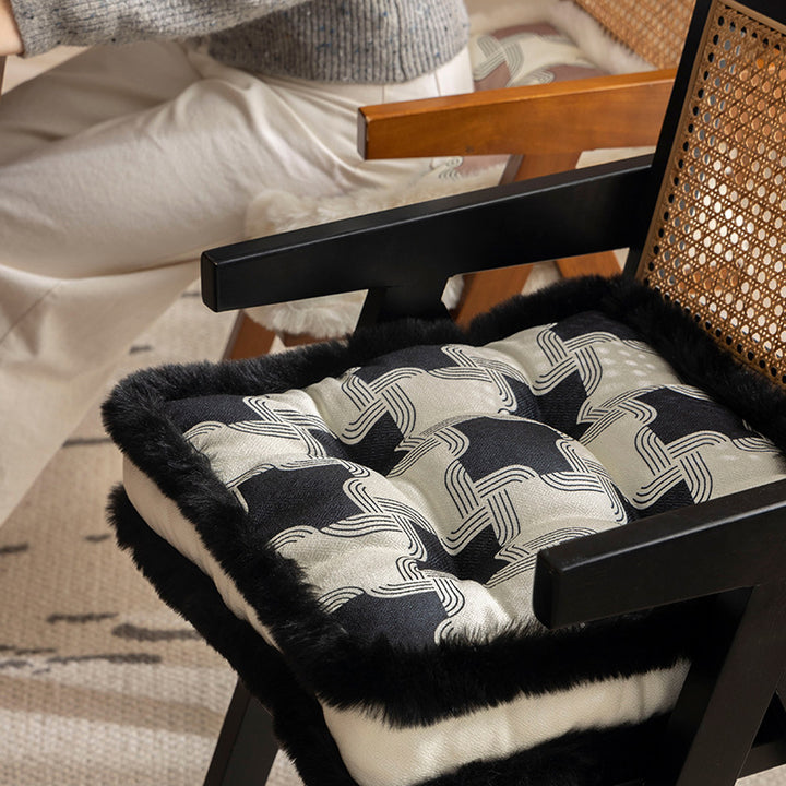Padded seat cushion with fastening straps, quilted tufting surface and faux fur trim Stornfield