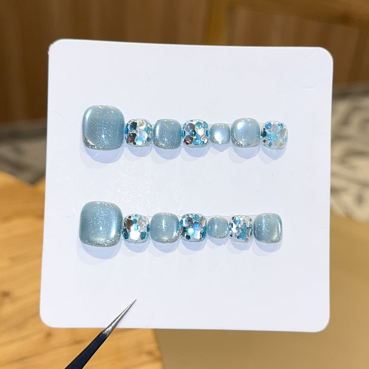 Glamorous artificial nails in the cool glitter design Stornfield