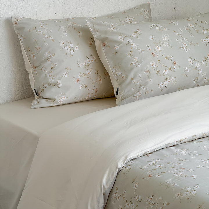 Bedding set made of cotton satin with reversible cover, fine floral allover and silky touch