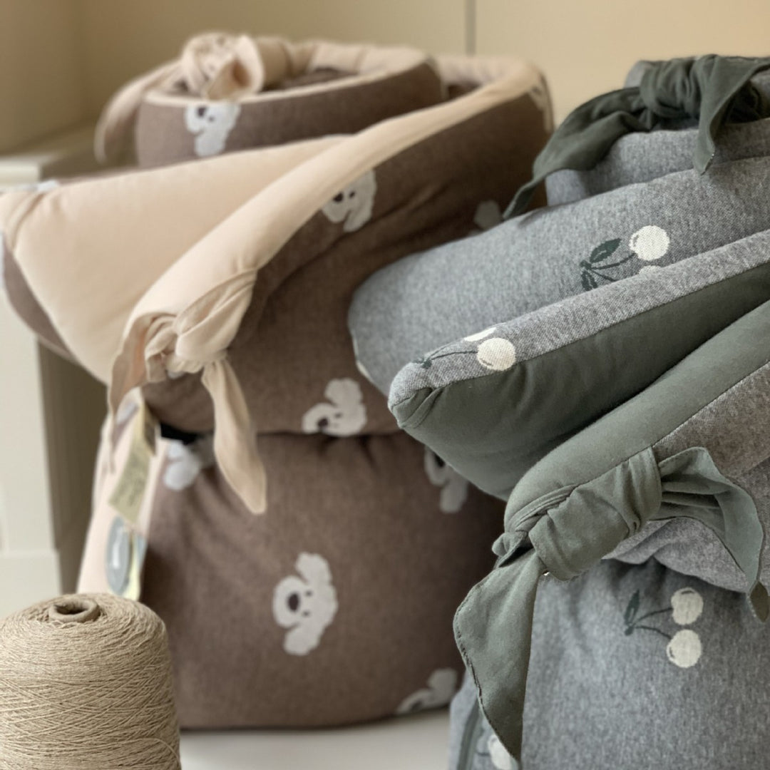 Light quilted blanket with bear jacquard and cotton jersey surface