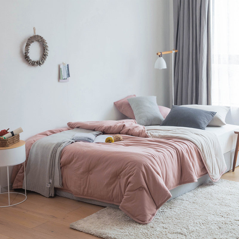 Ultralight climate-regulating quilted blanket with compact filling and cotton surface