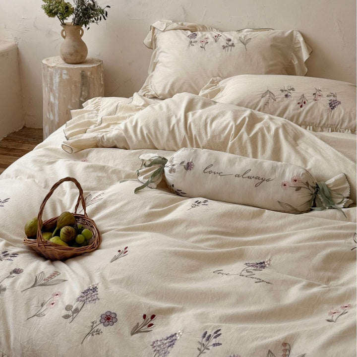 Romantic duvet cover set made of cotton-linen with embroidered wildflowers and ruffled hem