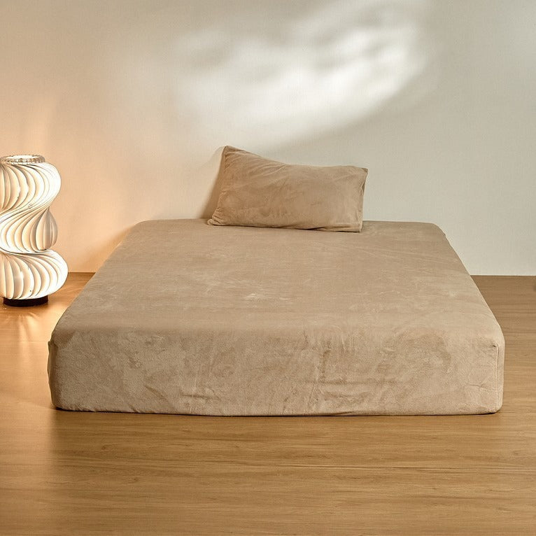 Fitted sheet with deep pocket and microfiber velvet