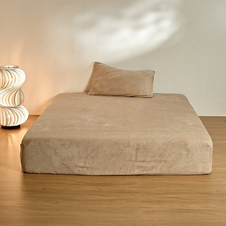 Fitted sheet with deep pocket and microfiber velvet