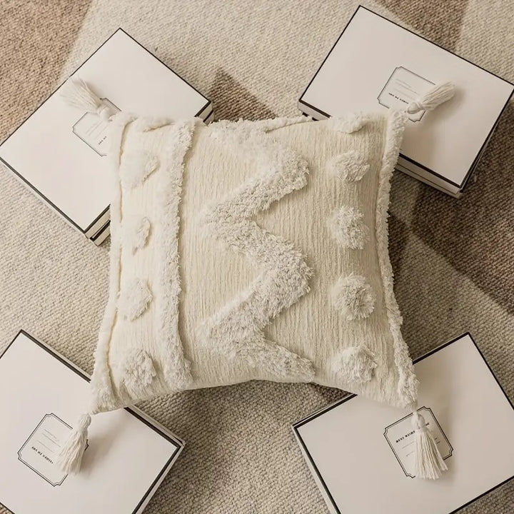 Rectangular decorative cushion cover with hand-tufted chevron and pompom relief as well as corner tassels Stornfield